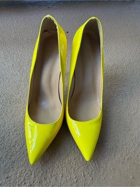 No brand Neon Yellow Patent Pointed-Toe Pumps 5”